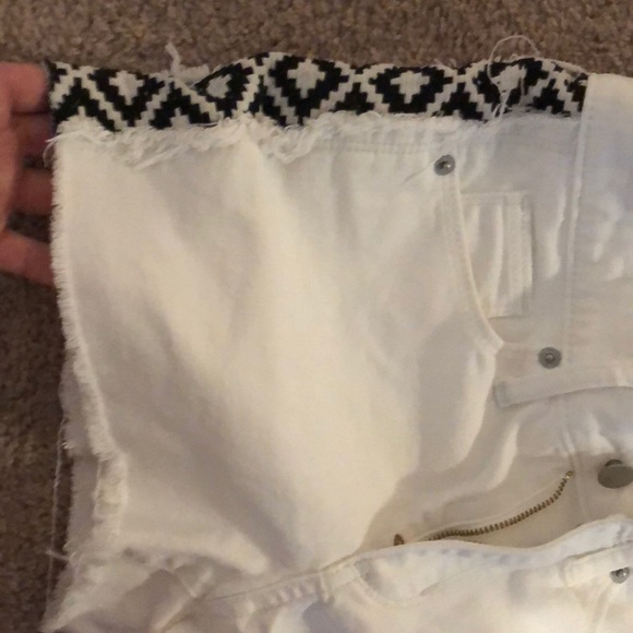 Cute high waisted white shorts with side pattern - Picture 6 of 8